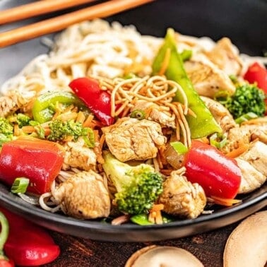 Chicken stir fry and veggies in a dinner bowl.